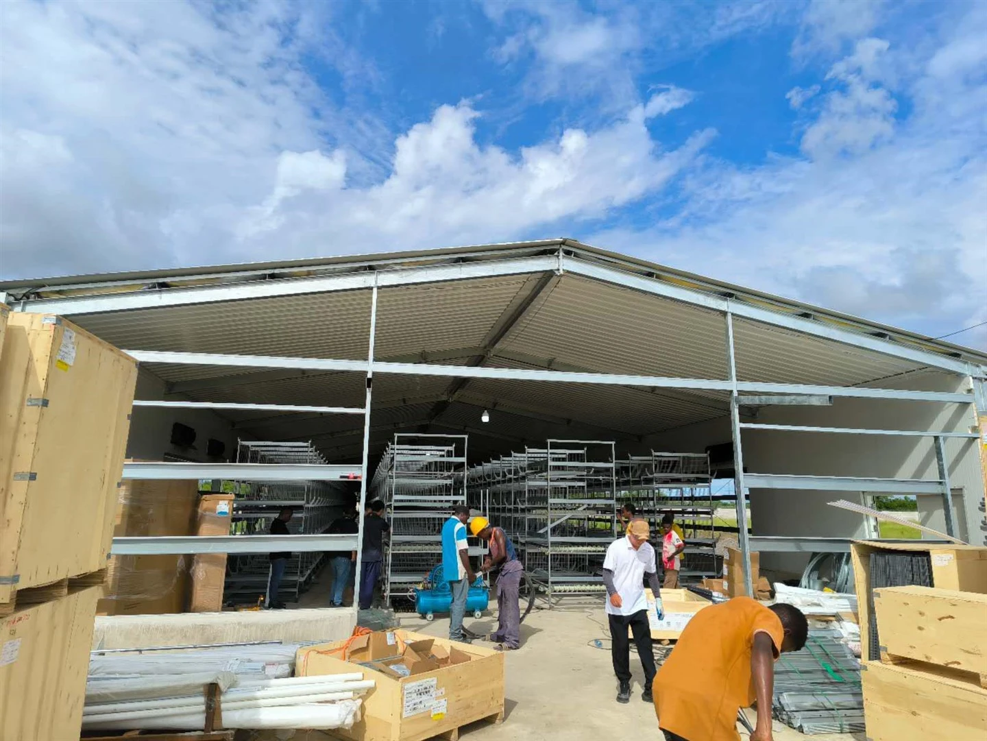 Broiler Fjäderfä Prefab-hus Stålkonstruktion Helautomatisk utrustning för kycklinguppfödning
